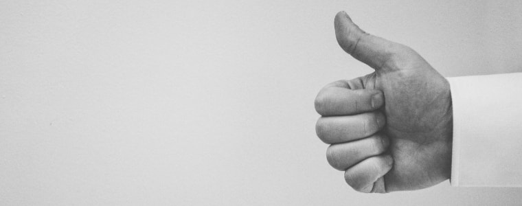 dipendenza-da-smartphone-pollice